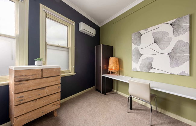 Unique 2BR Converted Storefront APT in Alphington! - Foto 10