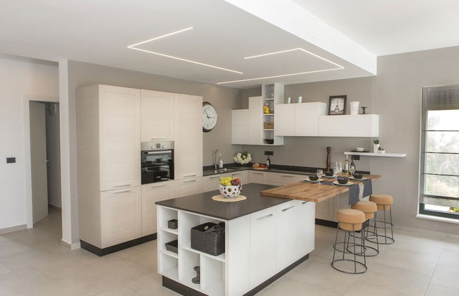 Spacious Villa With Private Pool and Jacuzzi in Porec - Foto 4