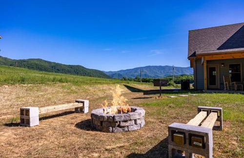Happy Hideout, country livin with great mountain views, hot tub, arcades, fire pit, pets ok with fee - Foto 18
