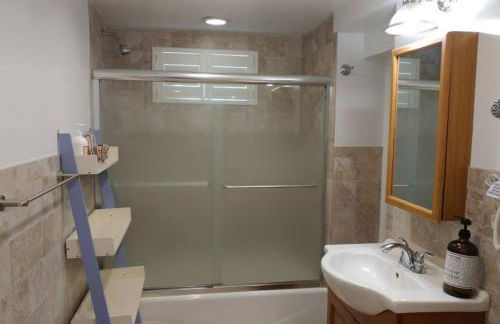 Contemporary 3 Bedroom Apt with Sauna in Woods - Foto 13