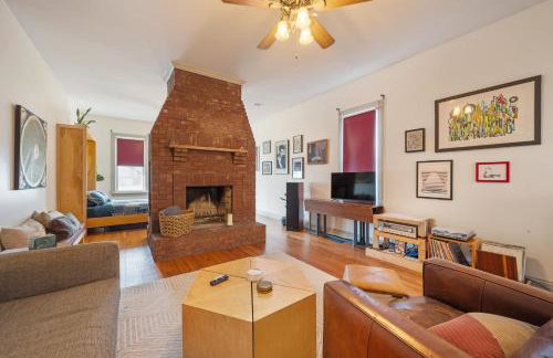 Charming City Home with Patio Fire Pit & Record Player-Family Friendly - Foto 8