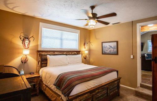 Hill Country Retreat - 1BR Cabin w Nature Views - Photo 12