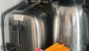 Studio Apartment - Perfect for Contractors and Short & Long Term Stays - Free WIFI - Free Parking - Extra Bed - Full Kitchen - Foto 5, toaster