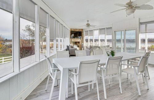 Luxury Lakefront Retreat with Dock in Runaway Bay - Foto 25