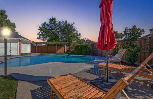 4-BD 2-BA with Backyard Pool Retreat + Game Room - Foto 42