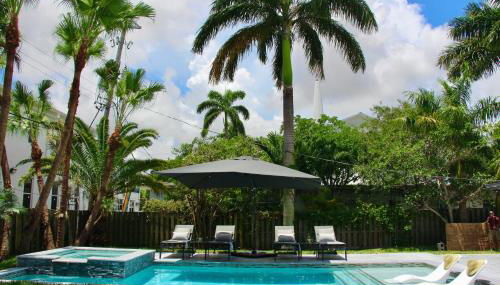 Friendly Fox Luxury Pool & Spa House Near Downtown & Beach - Foto 3, Garden, sunbed