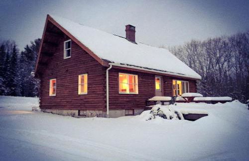 Rustic Camping Cabin with Fireplace in Private Woods near Bangor, Maine - Foto 9