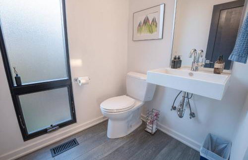 3 bed 3 bath Modern Luxury Home with Hot Tub and Rooftop Patio - Foto 54