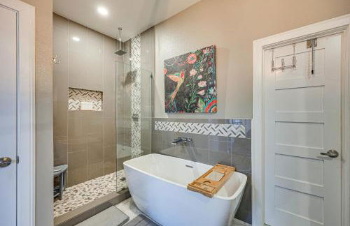 Artsy Bungalow with Yard in Dtwn San Antonio - Foto 13