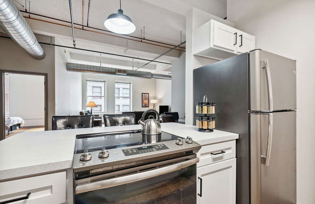 Spacious 2BR Downtown Retreat - Photo 22