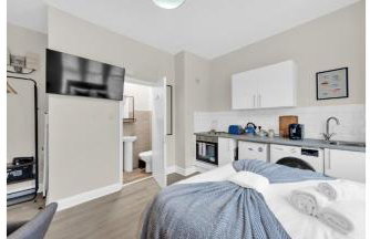 Sunny Serenity: Studio Living with a Breeze - Photo 6