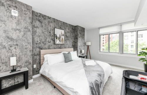 Posh 2BR Retreat Gym, Prkng and Scenic Rooftop - Photo 5