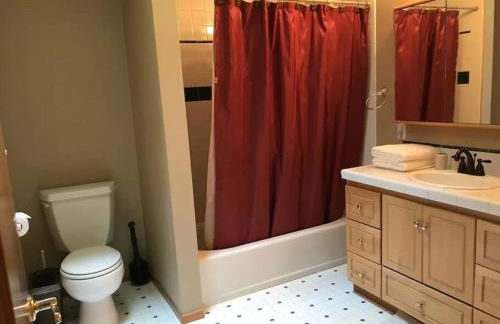 Beautiful Private Lake Lodge with Private Dock and Mountain Views - Foto 24