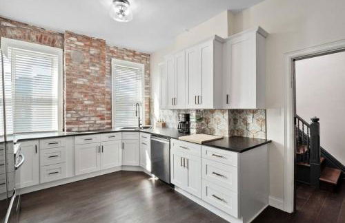 Luxury Living: Grand 7BR/5BA near Everything - Photo 25