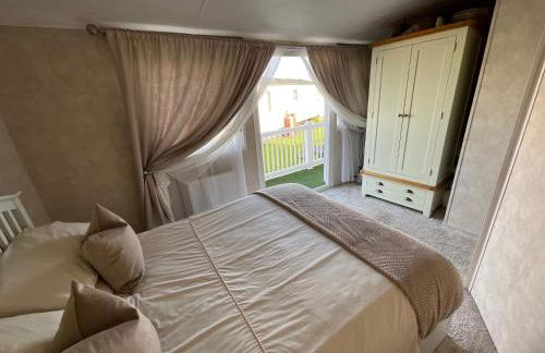 Seaview Caravan 2 Bedroom Sleeps 6 -WiFi -Smart Tv - Foto 15