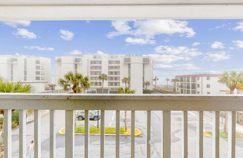 Ocean-view townhome with balcony & W/D - walk to beach - dog-friendly - Foto 26