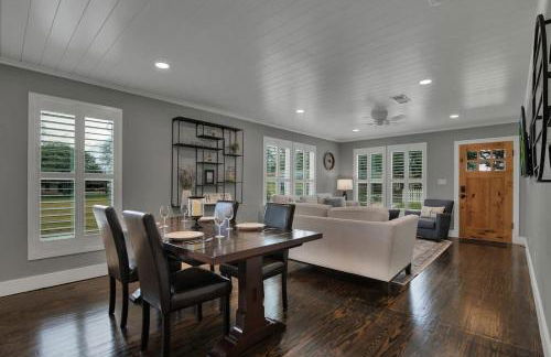 Upscale Home With Pool and Firepit - Close to Mercer St! - Foto 26