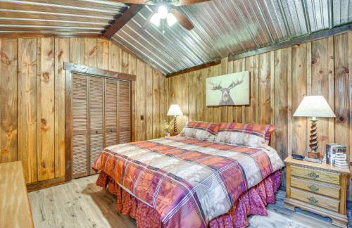Clarkesville Rustic Hideaway on 38-Acre Farm! - Foto 9