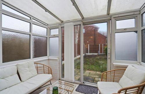 Modern Refurbished 2 Bed House Ideal for Business & Families - Foto 3