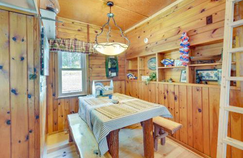 Pet-Friendly Waterfront Minong Cabin with Fire Pit - Foto 10