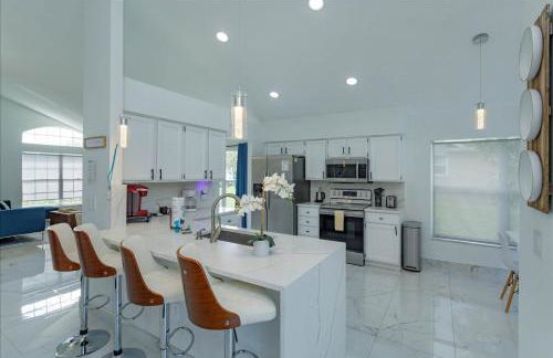 Lovely 4 Bed Oasis In the mix of everything - Photo 12