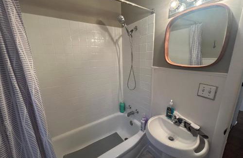 Spacious 3 Bedroom Home with Game Room and Parking - Foto 11