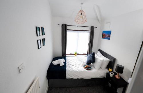 Stylish 4BR House, Sleeps 7, High-Speed Wi-Fi, Long Stay Friendly - Foto 56