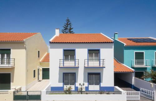 Bright & Spacious Villa by Beach - Photo 38