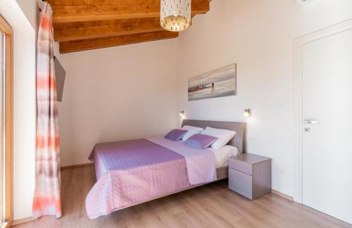 Villa atop the village with stunning view - Foto 31