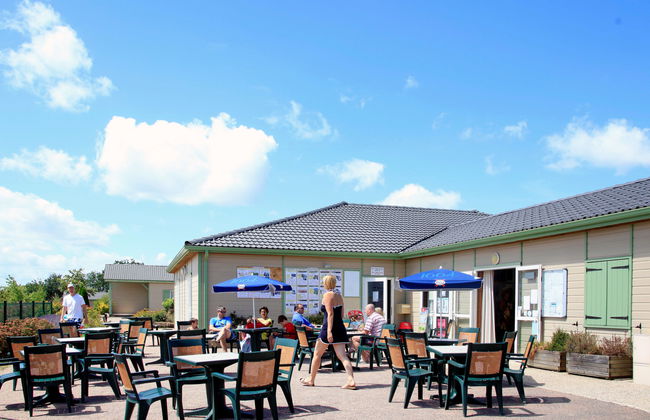 Wooden Chalet With Covered Terrace, on the Edge of a Lake - Foto 36