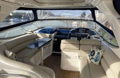 ENTIRE LUXURY yacht 70sqm Oyster Fund - Quiet and relaxing - 2 double bedrooms both en-suite - HEATING - sleeps up to 4 people - moored on our Private Island - nearby LEGOLAND THORPE PARK ASCOT RACES WENTWORTH LONDON Lapland UK -NO Parties - - Foto 16