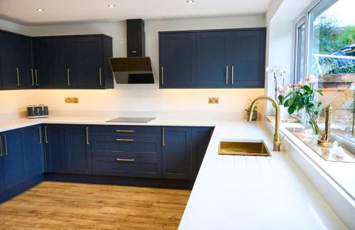 Chic Family Home with Garden Fire Pit & Event Space, Hot Tub - Foto 43