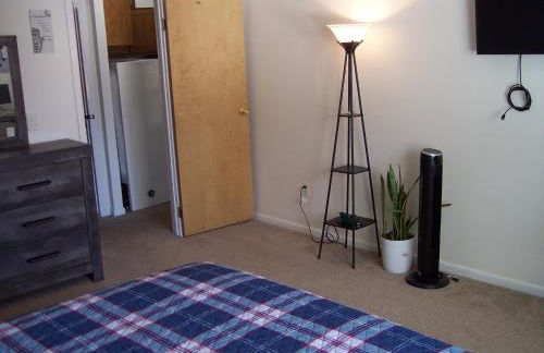 Cozy One-Bedroom Retreat in the Heart of Smithtown - Foto 9