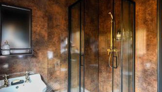 Bold Coastal Retreat with Boudoir Interiors, Felpham Village - Foto 5, Shower