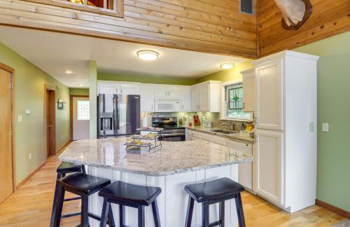 Peaceful Greers Ferry Cabin with Deck and Lake View! - Foto 8