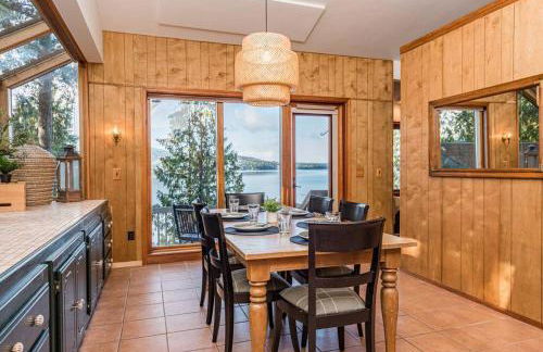 Waterfront Retreat with Fireplace, Hot Tub & Sauna - Foto 18