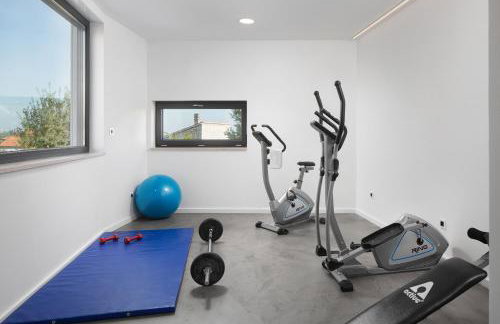 Villa Mariva for 8 persons near Porec with 44 m2 heated pool, sea view, fitness & kids playground - Foto 3