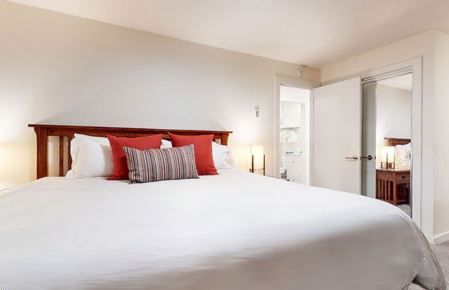 Mid Century Modern Cabin - Walk to Village! - Foto 3