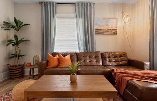 Beautiful 2 Bed 1 Bath home near College Hill - Photo 4