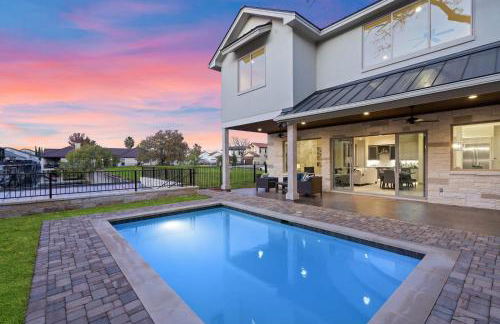 Contemporary, Luxury Retreat on Lake LBJ with Heated Pool - Foto 1