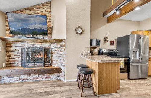 Charming Country Club Condo with Loft & Fireplace - Foto 2