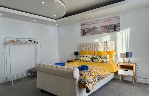 Modern Elegant Home - Photo 12