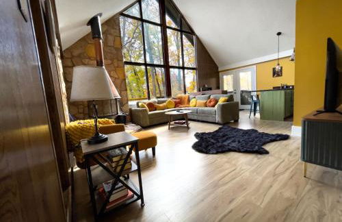 Chalet w Hot Tub Fireplace Grill FirePit & Wifi - Photo 9