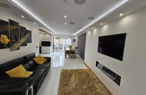 Modern Large 4-Bed Property sleeps 10 in Abergele - Photo 5