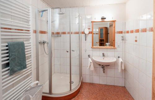 BG Living & Hosting - Mosel-Fachwerkhaus nahe Calmont Klettersteig - 2 Schlafzimmer, Parkplatz, WLAN & Netflix, 5 Personen - Foto 6