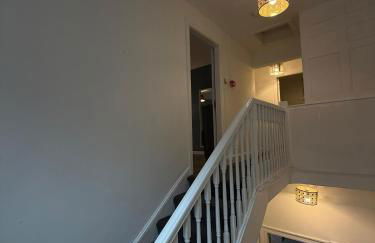 City Centre 4 Bedroom Apartment with Terrace Sleeps 10 by StaySavvy Accommodation - Foto 31
