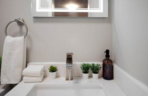 Chic 3BR 2BA Duplex w Serene View BBQ near airport - Foto 15