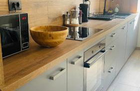 Modern Apartment with Fireplace & Stylish Kitchen - Photo 5