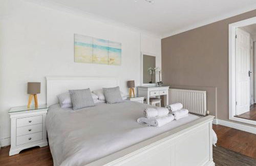 Stunning Property Seaviews, Private Pool & Parking - Photo 14