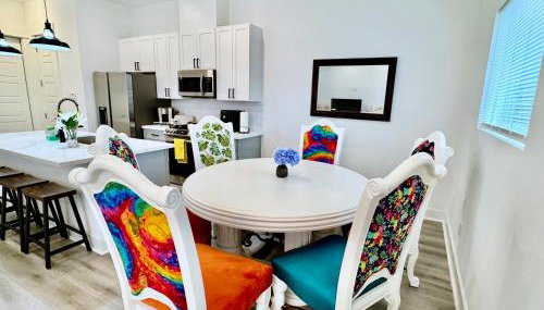 Colorful Dining Experience in Cozy Getaway - Foto 3